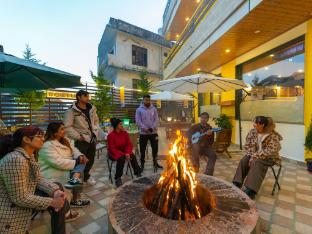 the hosteller mcleodganj bhagsu waterfall