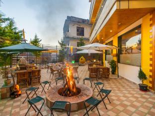 the hosteller mcleodganj bhagsu waterfall