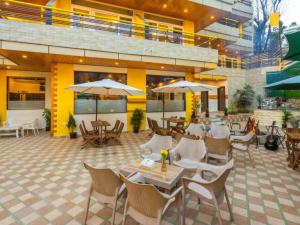 the hosteller mcleodganj bhagsu waterfall