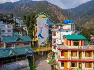 the hosteller mcleodganj bhagsu waterfall