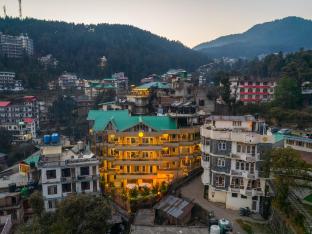 the hosteller mcleodganj bhagsu waterfall