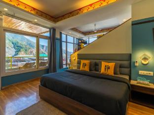 the hosteller mcleodganj bhagsu waterfall