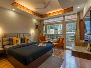 the hosteller mcleodganj bhagsu waterfall