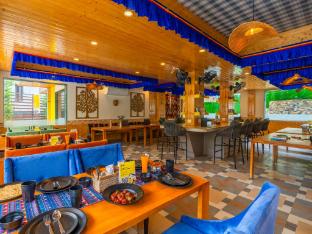 the hosteller mcleodganj bhagsu waterfall