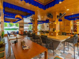 the hosteller mcleodganj bhagsu waterfall