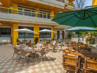 the hosteller mcleodganj bhagsu waterfall