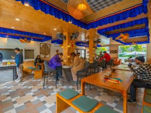 the hosteller mcleodganj bhagsu waterfall