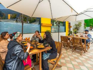 the hosteller mcleodganj bhagsu waterfall