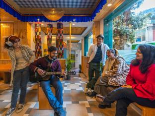 the hosteller mcleodganj bhagsu waterfall