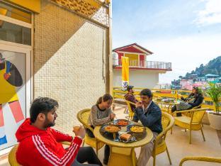 the hosteller mcleodganj bhagsu waterfall