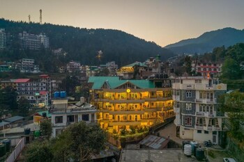 the hosteller mcleodganj bhagsu waterfall