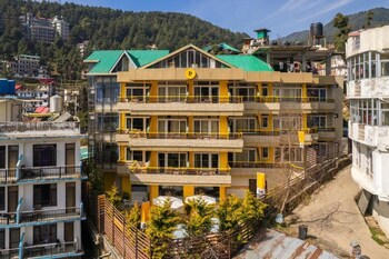 the hosteller mcleodganj bhagsu waterfall