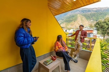 the hosteller mcleodganj bhagsu waterfall