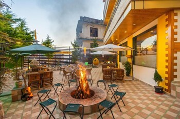 the hosteller mcleodganj bhagsu waterfall