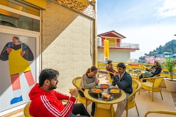 the hosteller mcleodganj bhagsu waterfall