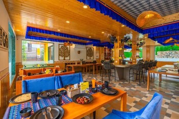 the hosteller mcleodganj bhagsu waterfall