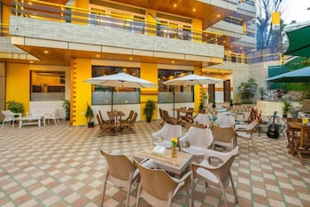 the hosteller mcleodganj bhagsu waterfall