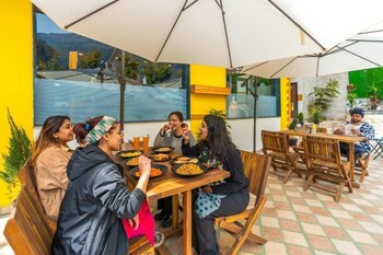 the hosteller mcleodganj bhagsu waterfall