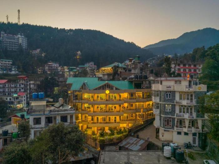 the hosteller mcleodganj bhagsu waterfall