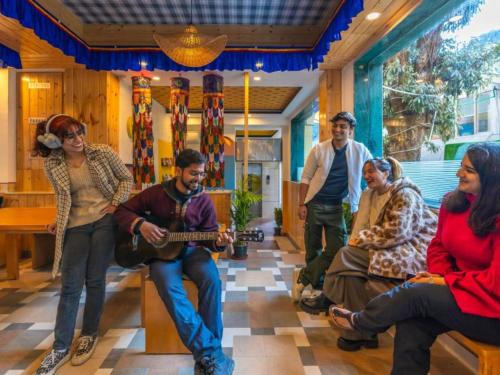 the hosteller mcleodganj bhagsu waterfall