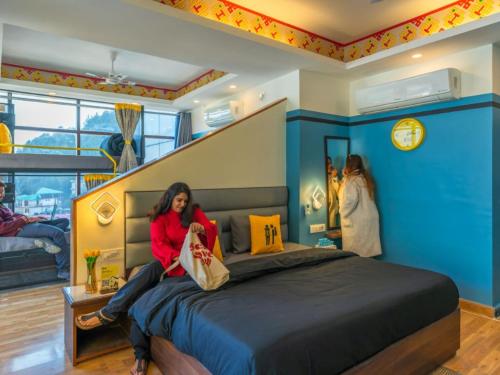 the hosteller mcleodganj bhagsu waterfall