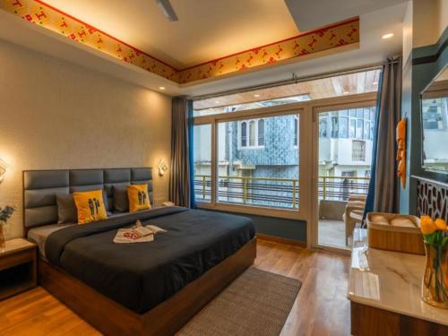 the hosteller mcleodganj bhagsu waterfall