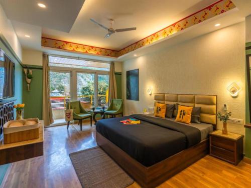 the hosteller mcleodganj bhagsu waterfall