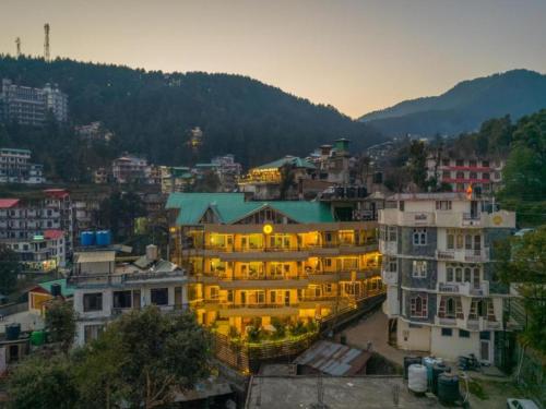 the hosteller mcleodganj bhagsu waterfall