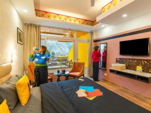 the hosteller mcleodganj bhagsu waterfall