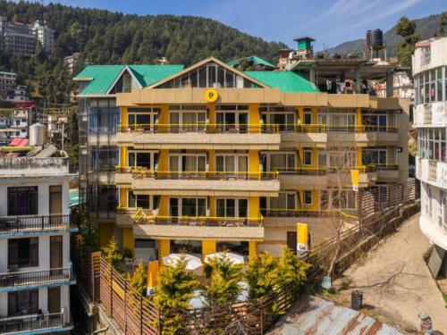 the hosteller mcleodganj bhagsu waterfall