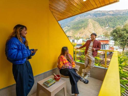 the hosteller mcleodganj bhagsu waterfall