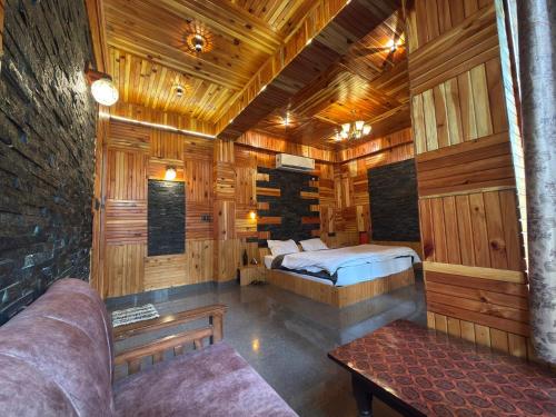 the rustic jibhi backpackers hostel