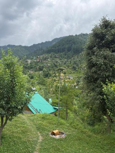 the rustic jibhi backpackers hostel
