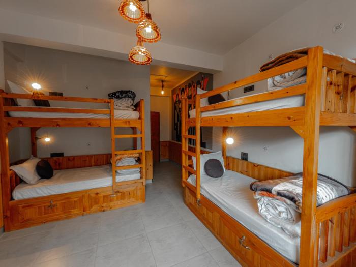 the rustic jibhi backpackers hostel
