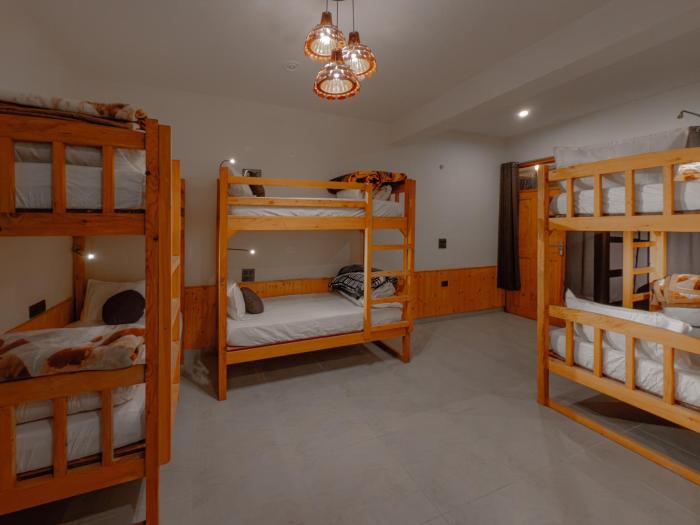 the rustic jibhi backpackers hostel