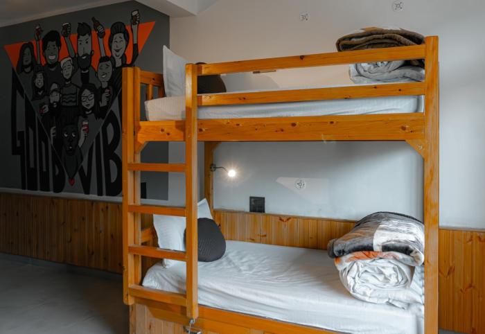 the rustic jibhi backpackers hostel