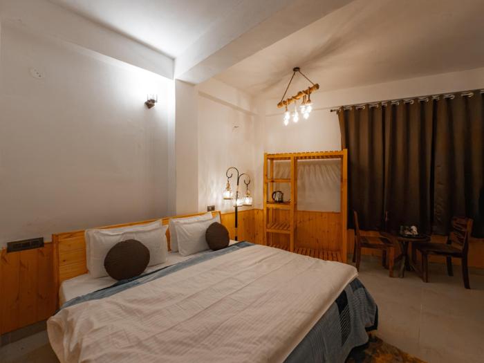 the rustic jibhi backpackers hostel