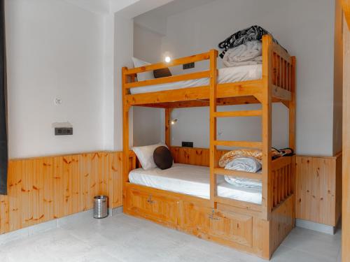 the rustic jibhi backpackers hostel