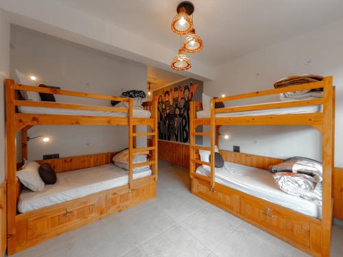 the rustic jibhi backpackers hostel