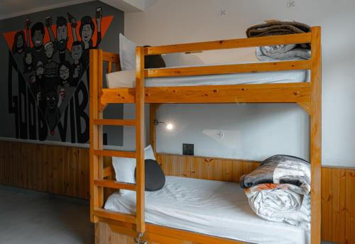 the rustic jibhi backpackers hostel