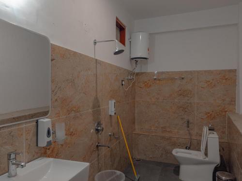 the rustic jibhi backpackers hostel