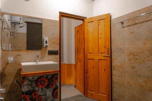the rustic jibhi backpackers hostel