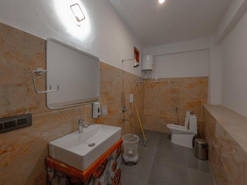the rustic jibhi backpackers hostel