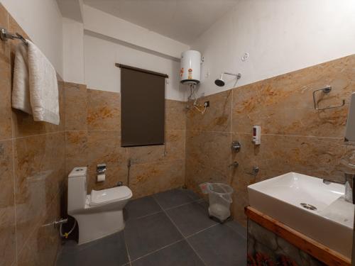 the rustic jibhi backpackers hostel