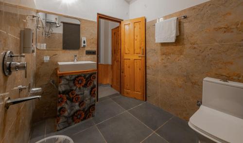 the rustic jibhi backpackers hostel