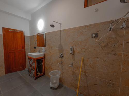 the rustic jibhi backpackers hostel