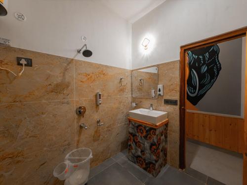 the rustic jibhi backpackers hostel