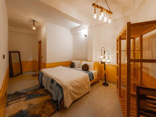 the rustic jibhi backpackers hostel