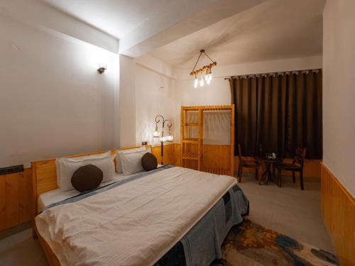 the rustic jibhi backpackers hostel