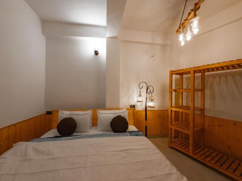 the rustic jibhi backpackers hostel